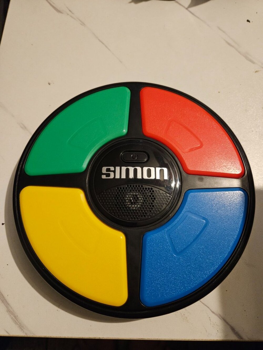 Hasbro Simon Classic Electronic Memory Game – Lights & Sounds